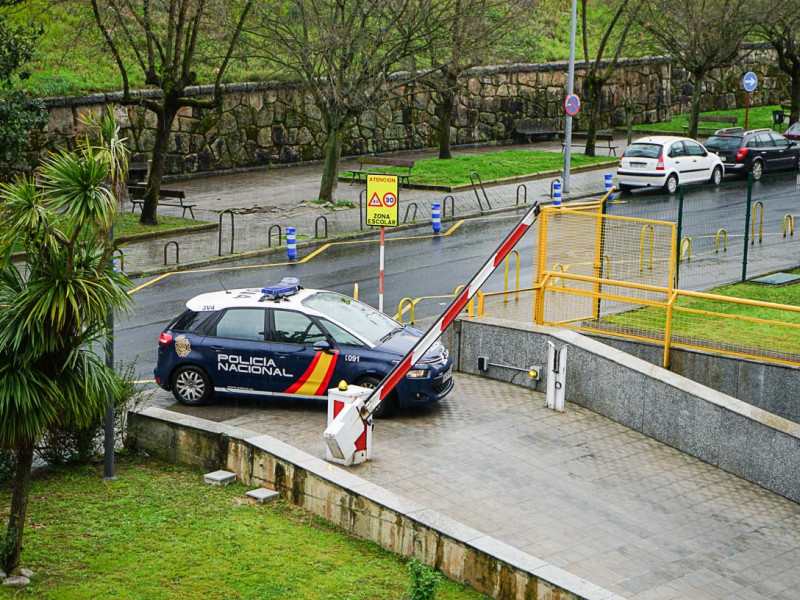 Un coche policial llega a la Comisaría de Ourense