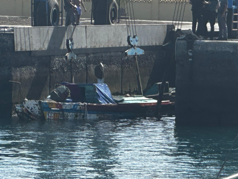 El cayuco ya vacío en el muelle de La Restinga
