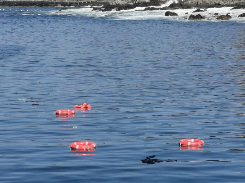 Restos de la embarcación sobre el mar