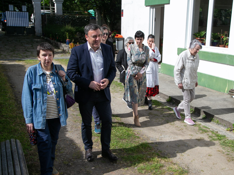 Valentín González Formoso visitó la comunidad terapéutica de O Confurco