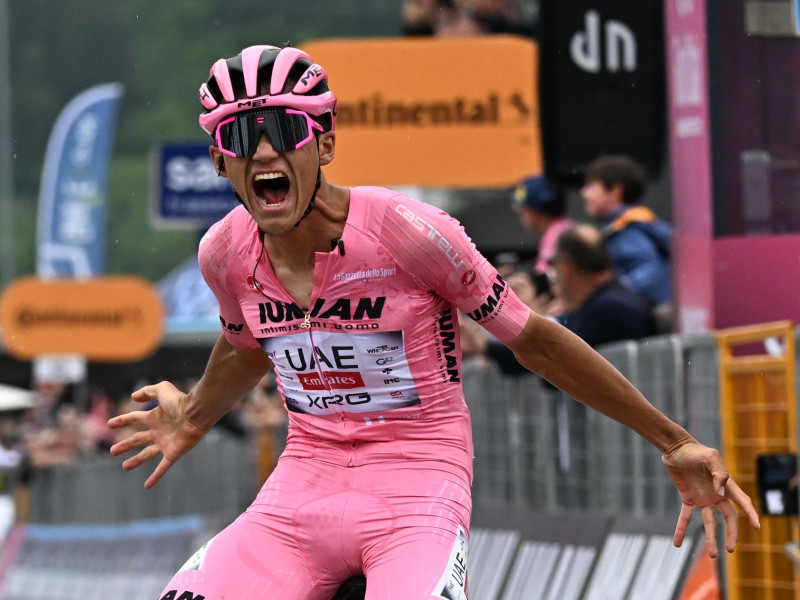 Isaac Del Toro celebra su victoria en la meta de Bormio en la 17ª etapa.