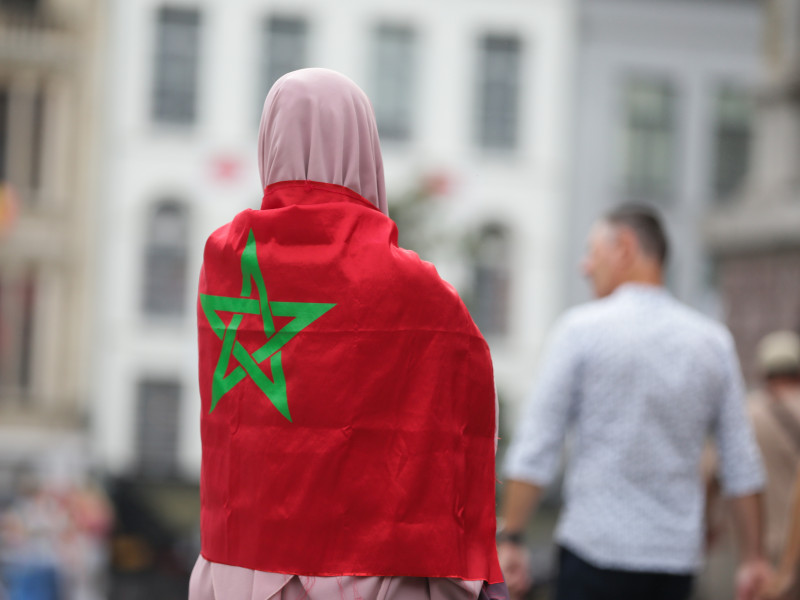Una mujer envuelta en una bandera de Marruecos