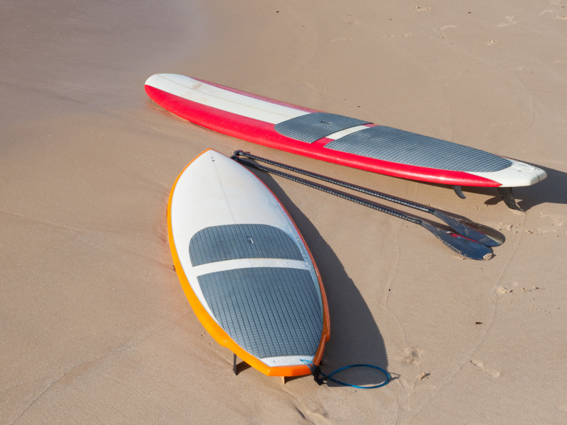 Foto de archivo de dos tablas de surf