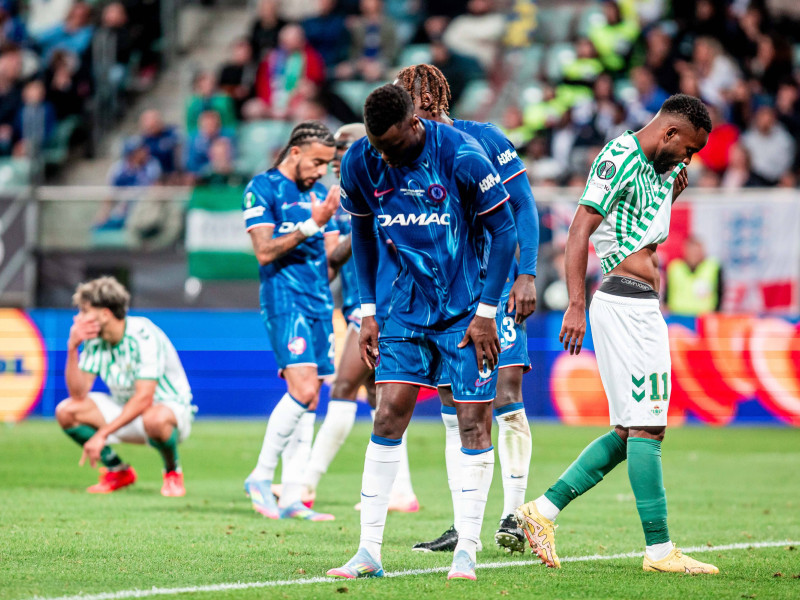 Los jugadores del Betis, cabizbajos tras un gol del Chelsea