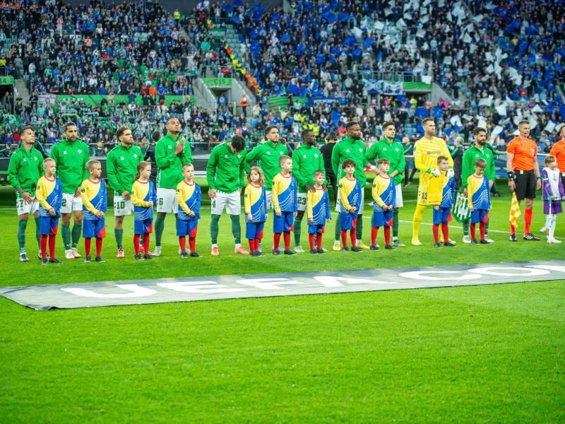 Los futbolistas del Betis posan sobre el terreno de juego antes del inicio del partido