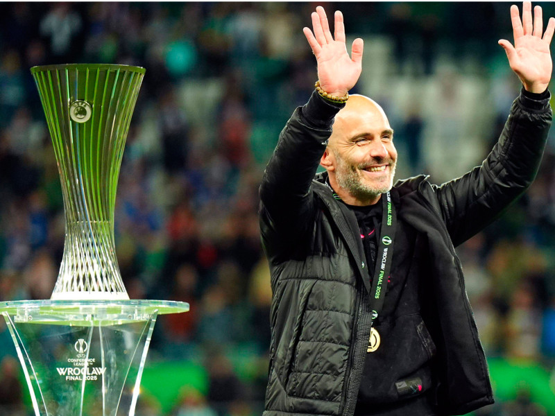 Enzo Maresca, entrenador del Chelsea, junto al trofeo de la Conference League