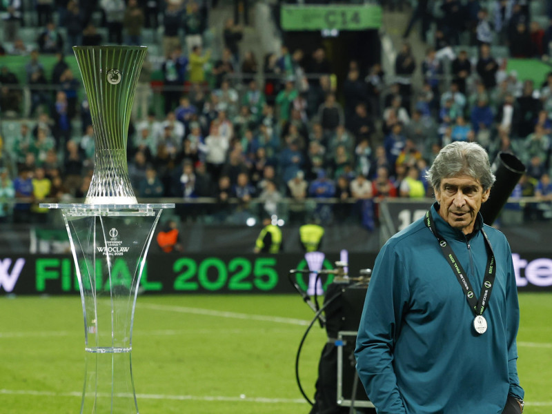Manuel Pellegrini, con la medalla de subcampeón a la finalización de la final de la Conference League