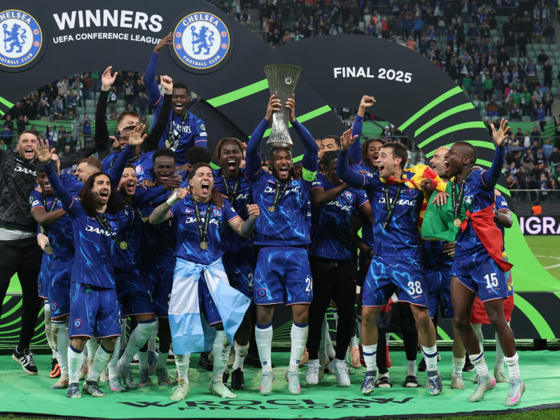 El Chelsea levanta el trofeo de la Conference League