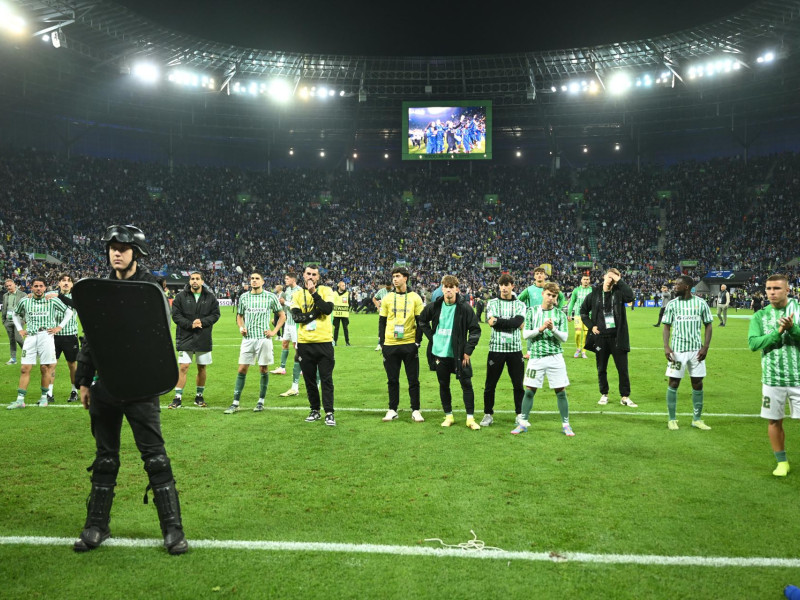Los jugadores del Real Betis saludan a sus aficionados tras perder la final de la UEFA Europa Conference League entre el Real Betis y el Chelsea FC, en Wroclaw
