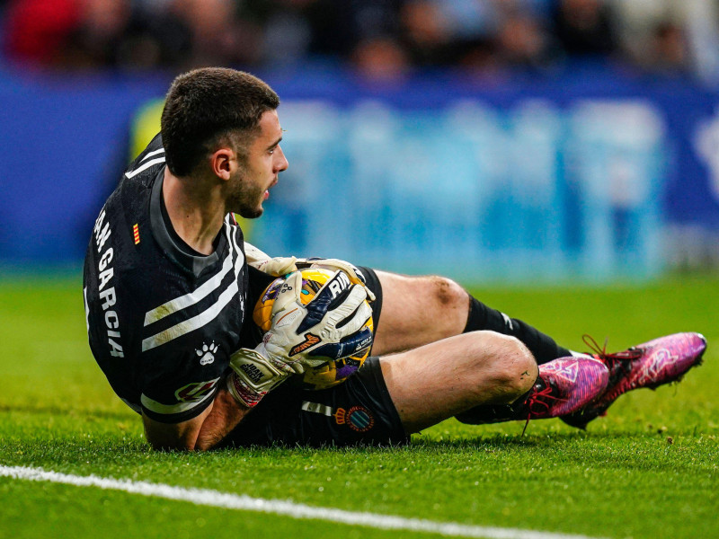 Joan García del RCD Espanyol durante el partido de La Liga EA Sports entre el RCD Espanyol y el Girona FC disputado en el RCDE Stadium el 10 de marzo de 2025 en Barcelona.