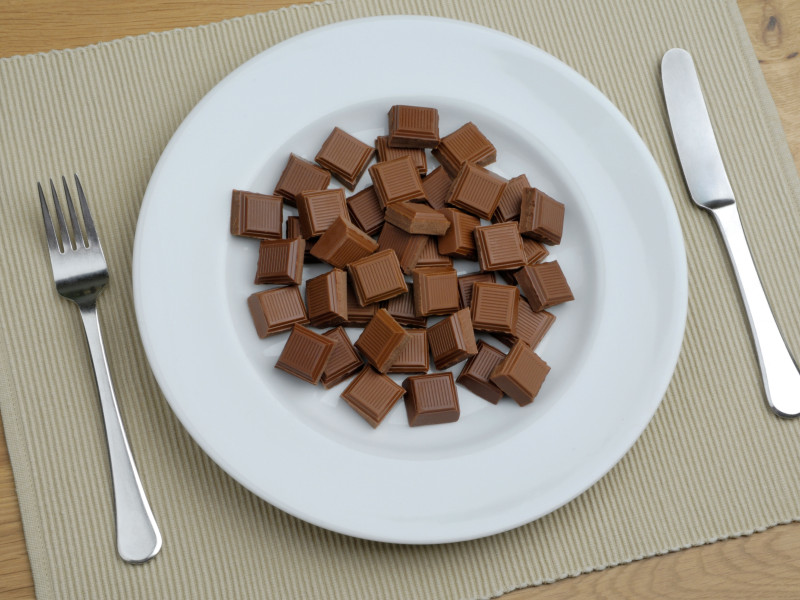 Trozos de chocolate en el plato