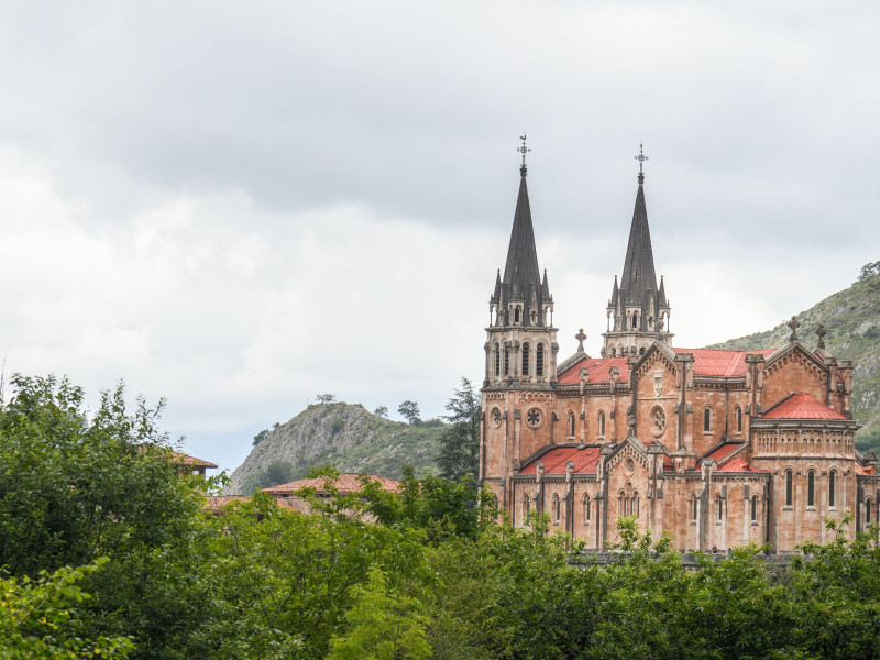 Basílica de Santa María de la Real en Covadonga entre el bosque