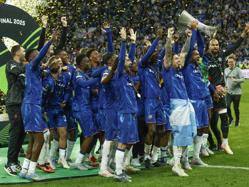 Los jugadores del Chelsea celebran su victoria en la final de la Liga de Conferencia que han disputado hoy miércoles Chelsea y Betis en el Tarczynski Arena de Breslávia
