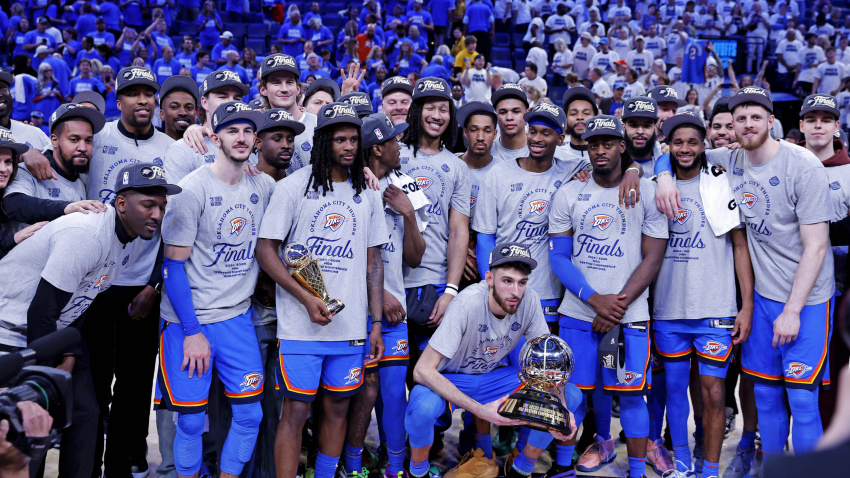Los Thunder posan con el trofeo de campeones de la Conferencia Oeste.