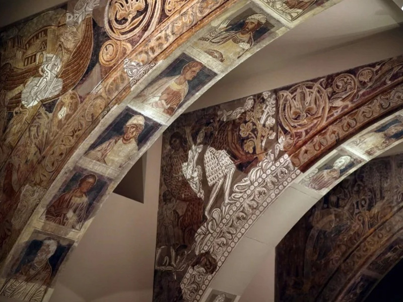 Detalle de uno de los arcos donde aparecen las pinturas murales de Sijena.