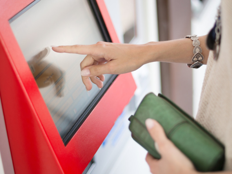 Mujer saca dinero en un cajero automático