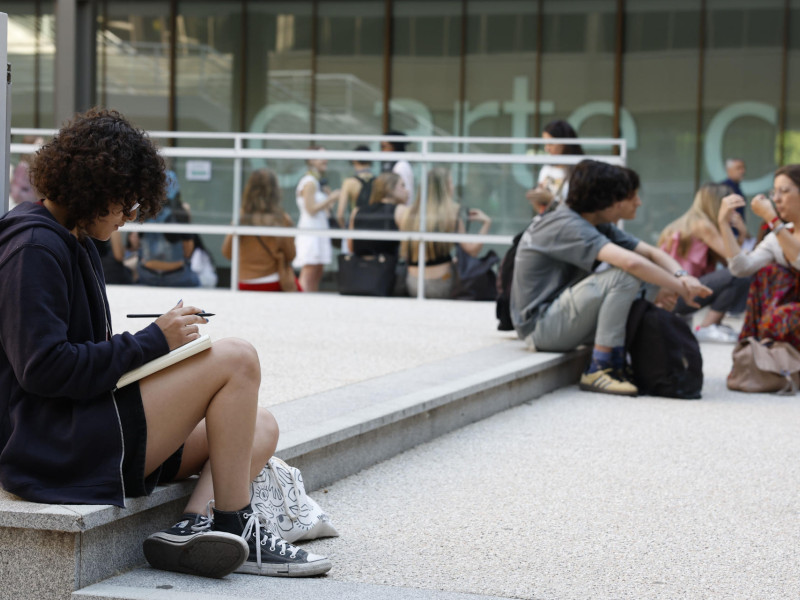 Estudiantes aguardan antes de poder acceder a las aulas para hacer los exámenes