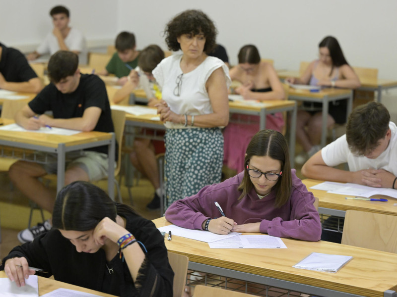 Estudiantes haciendo el examen de PAU