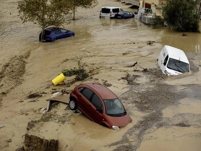 Coches en la Dana de Valencia