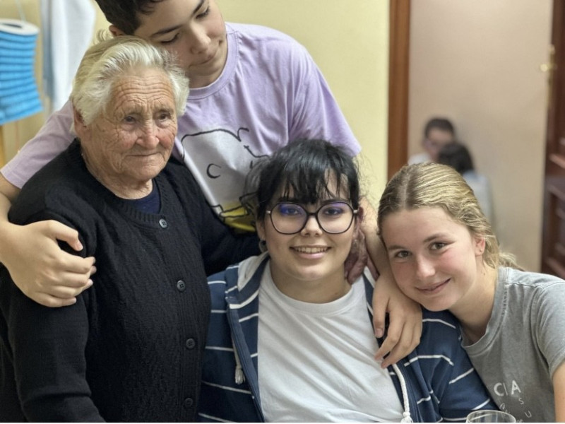 La centenaria de O Irixo con sus tres bisnietos