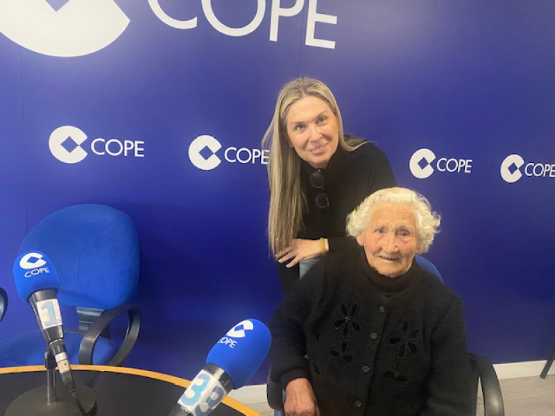 La mujer de 101 años, Felisa, con una de sus nietas, Marar, que la acompañó a los estudios de COPE
