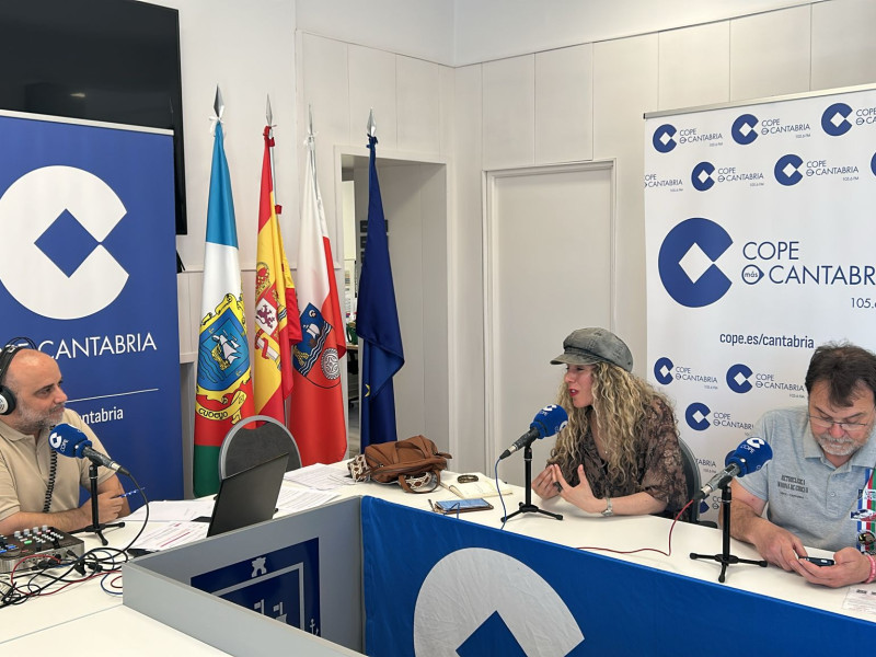 Jaime del Olmo, Sara Súa y Fidel Sierra, en el Ayuntamiento de Marina de Cudeyo