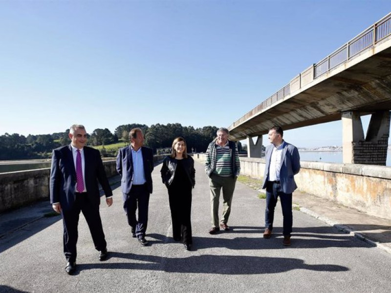 Autoridades políticas (a la derecha Pedro Pérez Ferradas) anunciado la obra en el puente