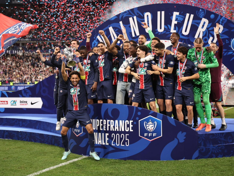 Marquinhos levanta la 16ª Copa del PSG
