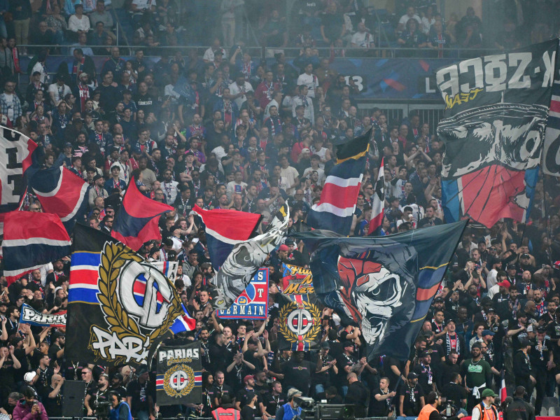 Los ultras del PSG animan a su equipo durante la final de la Copa de Francia