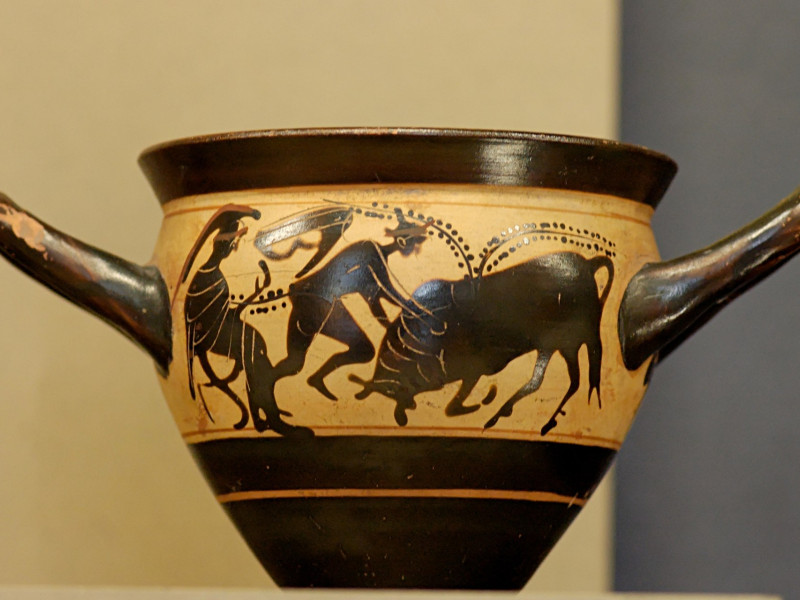 Ánfora del toro de Creta. (Museo del Louvre)