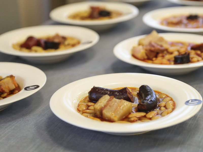 Varios platos de fabada de 'La Cantina de Villalegre'