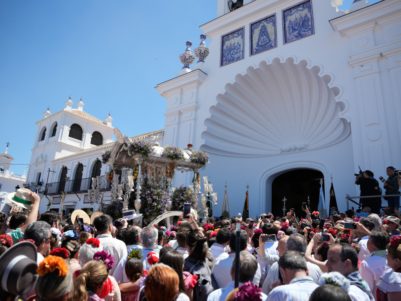 (Foto de ARCHIVO)Imágenes de la segunda jornada de presentación de hermandades en El Rocío, a 18 de mayo de 2024, en El Rocío, Huelva, (Andalucía, España). La aldea rociera ha recibido una gran afluencia de peregrinos para la segunda jornada de presentación de las hermandades ante la Virgen de El Rocío. Estas presentaciones ante el Santuario, que comenzaron el pasado viernes en orden inverso de antigüedad, continúan este sábado desde las 12,00 horas.Joaquin Corchero / Europa Press18/5/2024