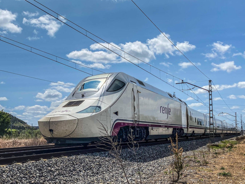 Tren de Renfe en mitad del campo