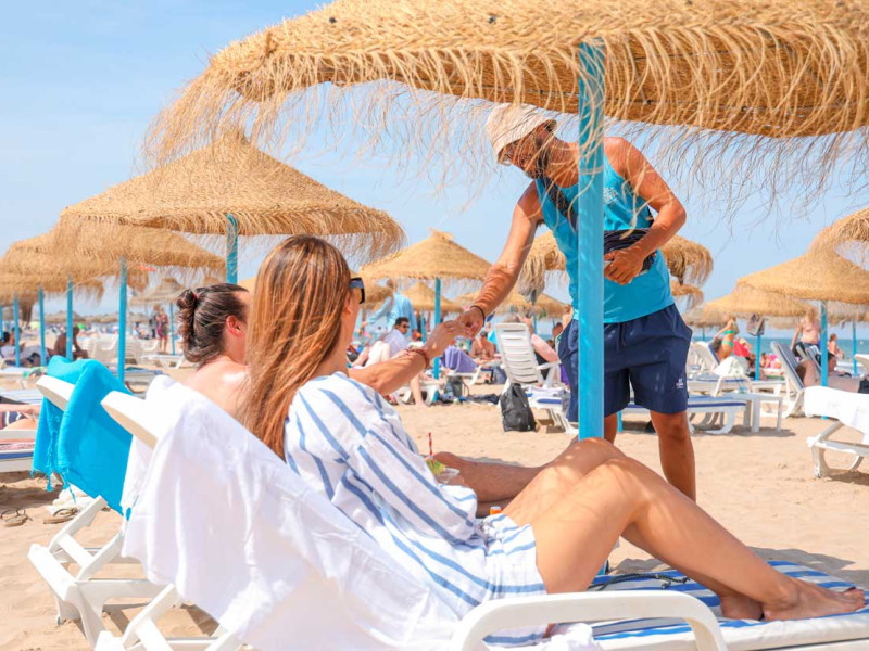 Imagen de archivo de unos turistas que disfrutan de las instalaciones en la playa
