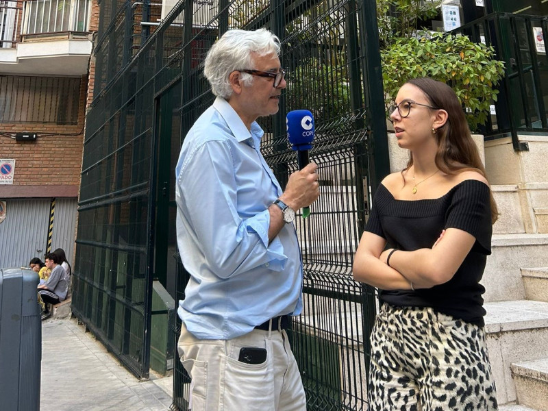 Fernando de Haro, hablando con una estudiante