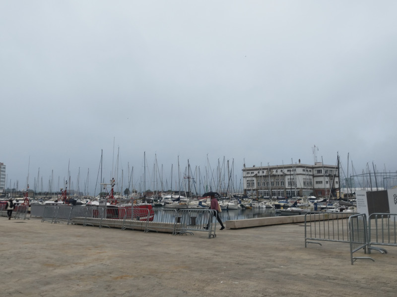 Paraugas en el centro de A Coruña, dársena de La Marina, lluvia