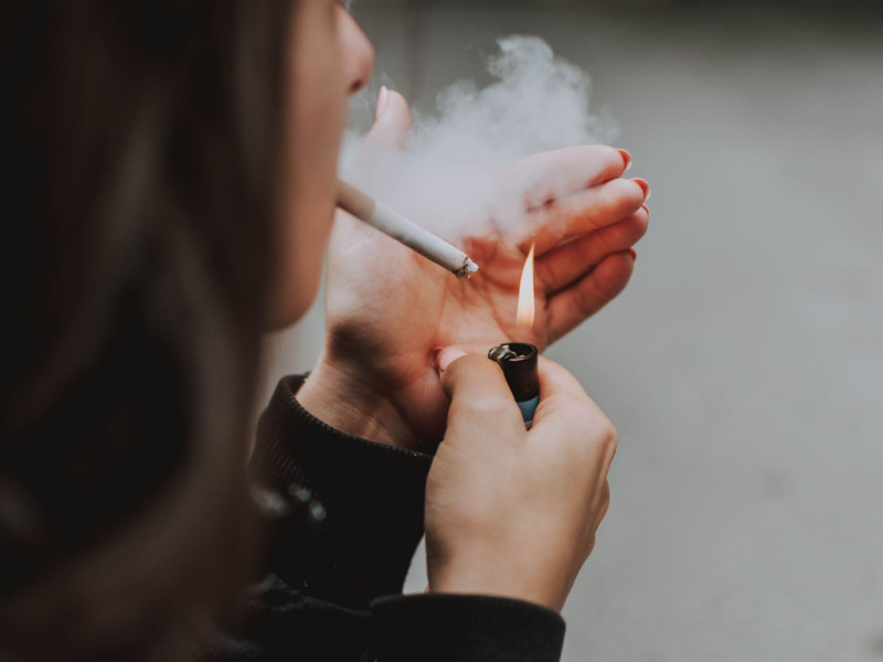Persona fumando un cigarro