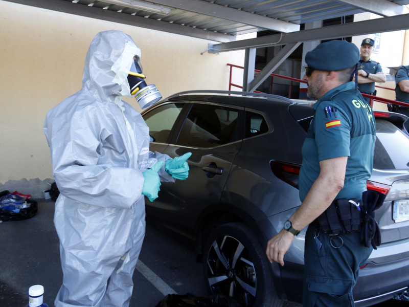 Un agente vestido con un EPI durante el simulacro de un incidente NRBQ.