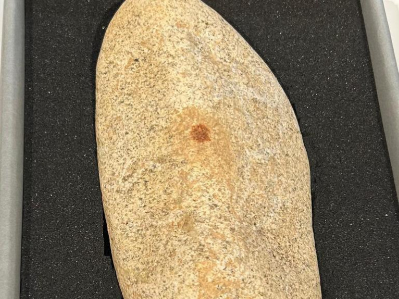 La piedra en la que se ha encontrado la huella neandertal más antigua de Europa