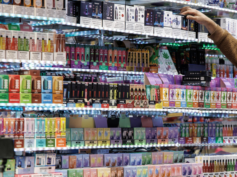 Expositores de vapeadores en un centro comercial