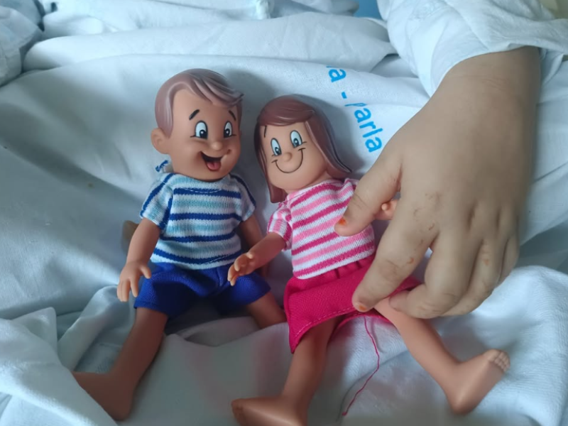 Una niña de 5 años acompañadas por Mamás en Acción