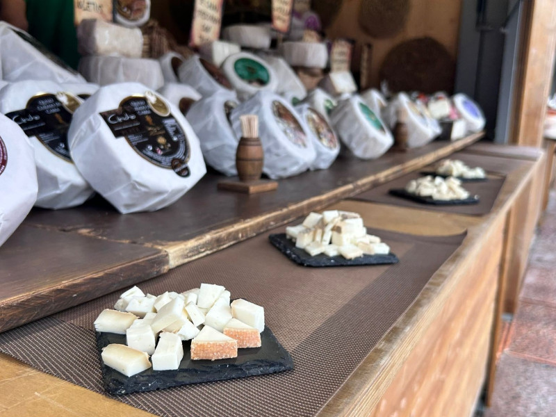 Puesto de queso en la Feria de la Ascensión
