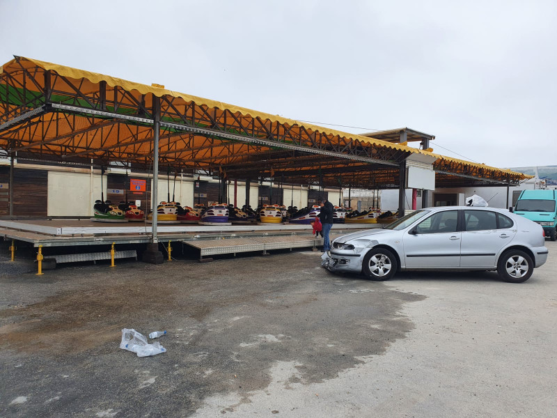 Coche siniestrado tras el atropello en Burela