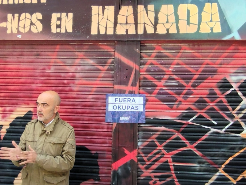 Cartel de "Fuera okupas" en Can Vies (Cataluña)