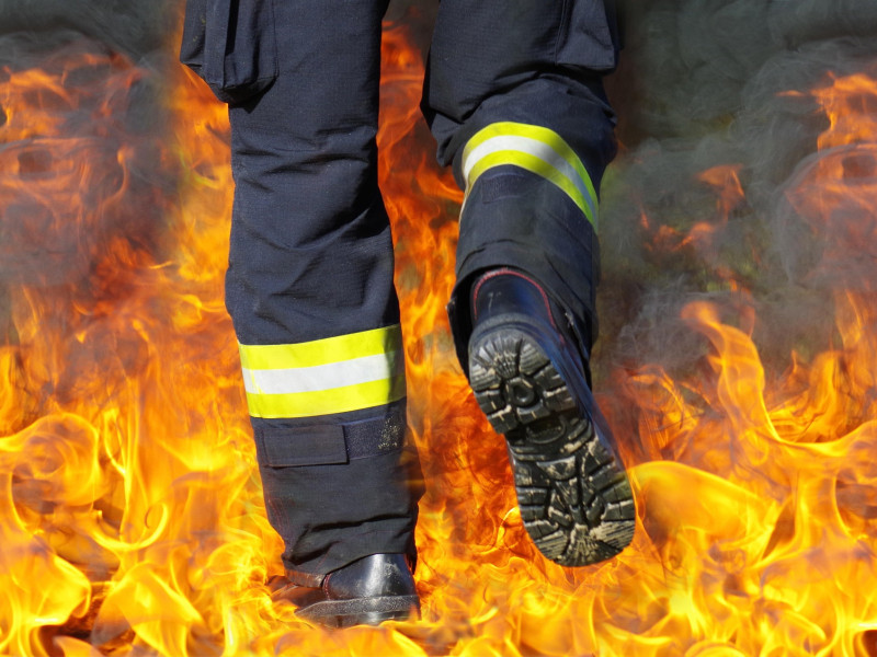 La respuesta al dicho no está en los bomberos modernos, sino en un contexto histórico y cultural que nos lleva varios siglos atrás