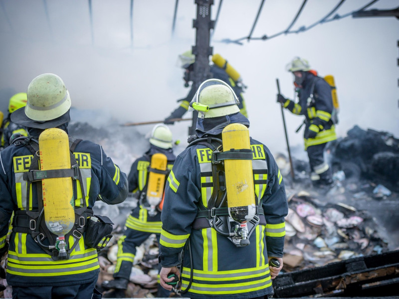 Los bomberos, aunque valientes, a veces improvisaban soluciones en el calor del momento (nunca mejor dicho).