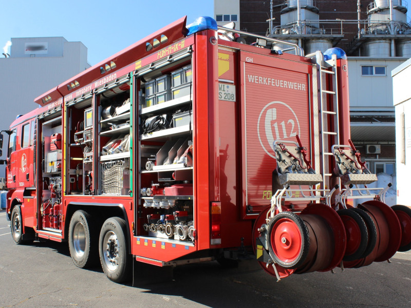 En algunos contextos, especialmente en el mundo del toreo, "bombero" se usaba para describir a los espontáneos que saltaban al ruedo con más entusiasmo que maña
