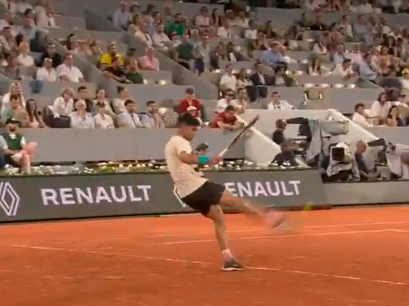 Patadón de Alcaraz a una bola durante su encuentro ante Dzumhur