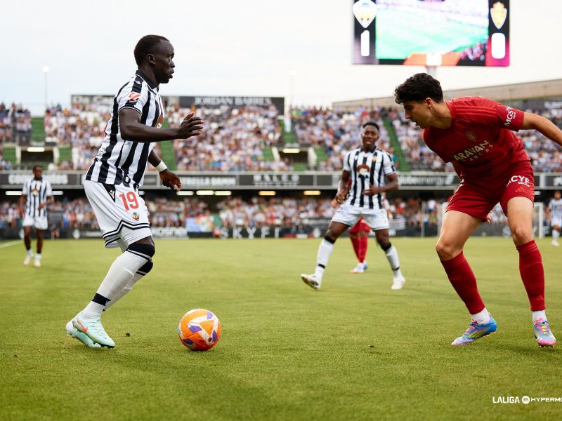 Clemente, superado todo el partido, intenta frenar a Mabil sin éxito.