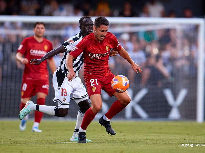 Toni Moya intenta controlar uno de los pocos balones que tocó en el encuentro.